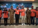 KOTIM FOTO BERSAMA : Kepala Dispora Kabupaten Kotim Wiyono saat foto bersama usai membuka kegiatan pelatihan peningkatan kompetensi bagi para guru PJOK serta pelaku olahraga, Selasa (5/8/2025)