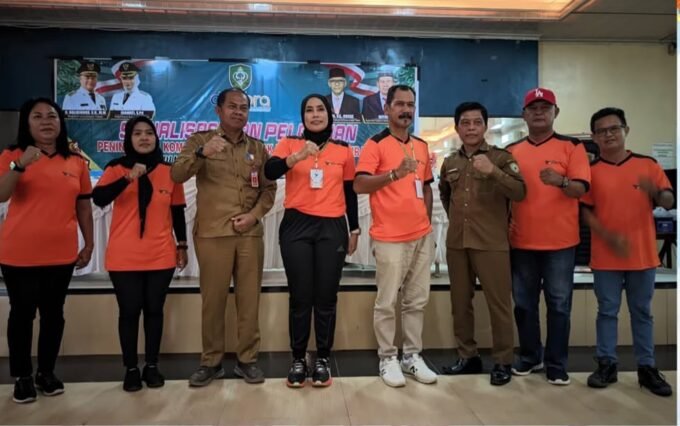 KOTIM FOTO BERSAMA : Kepala Dispora Kabupaten Kotim Wiyono saat foto bersama usai membuka kegiatan pelatihan peningkatan kompetensi bagi para guru PJOK serta pelaku olahraga, Selasa (5/8/2025)