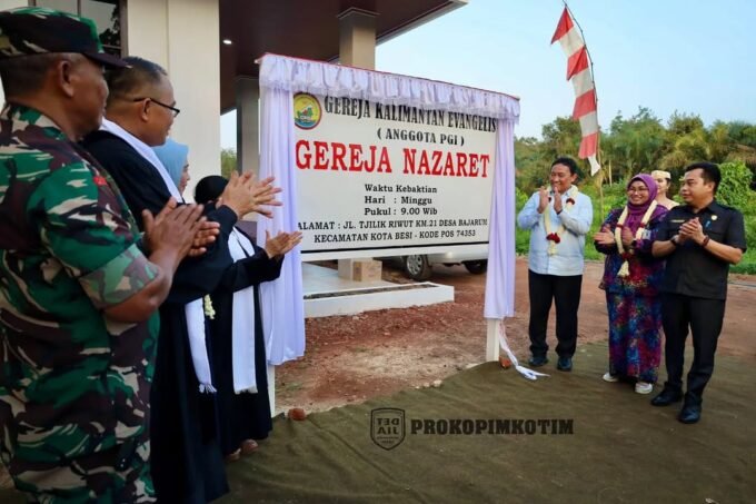 RESMIKAN : Wakil Bupati Kotim, Irawati, beserta Wakil Gubernur saat peresmian bangunan Gereja GKE Nazaret yang berlokasi di Desa Bajarum, Kecamatan Kota Besi, Rabu (7/8/2025
