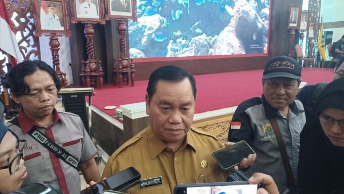 KOTIM DIWAWANCARAI : Bupati Kabupaten Kotim H.Halikinnor saat diwawancarai awak media, Selasa (12/8).