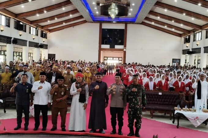 FOTO BERSAMA: Pj Sekretaris Daerah (Sekda) Kotim, Masri bersama Dr. Habib Segaf Bin Hasan Baharun, dan Forkopimda saat foto bersama usai kegiatan, Selasa (26/8)