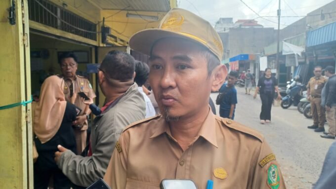 KOTIM DIWAWANCARAI: Kepala Dinas SDABMBKPRKP Kotim, Mentana Dhinar Tistama, saat diwawancarai awak media belum lama ini.
