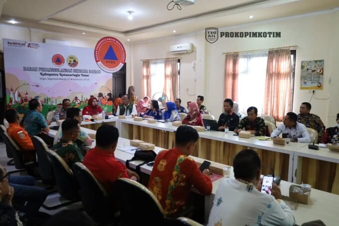 PIMPIN : Wakil Bupati Kotim, Irawati saat memimpin rapat koordiansi lintas sektor terkait Karhutla yang dilaksanakan di Aula Kantor BPBD Kotim, Kamis (31/7/2025)