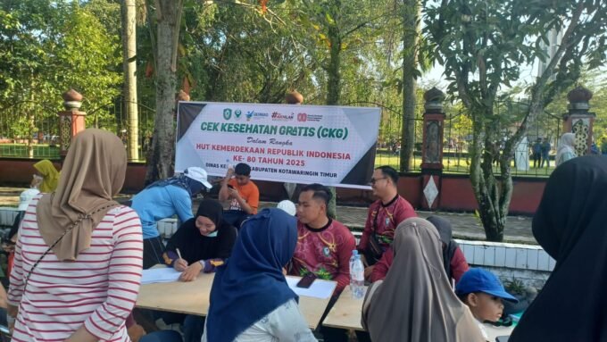 FOTO BERSAMA : Kepala Dispora Kabupaten Kotim Wiyono saat foto bersama usai membuka kegiatan pelatihan peningkatan kompetensi bagi para guru PJOK serta pelaku olahraga, Selasa (5/8/2025)