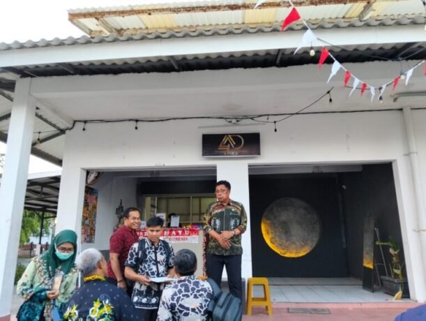 MEMENTAU : Pelaksana Tugas (Plt) Kepala DKUKMPP Kotim, Johny Tangkere saat memantau langsung kelapangan terkait pendataan kios Pasar Rakyat Mentaya, Kamis (7/8).