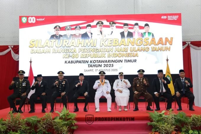 KOTIM FOTO BERSAMA : Bupati Kabupaten Kotim H Halikinnor dan Wakil Bupati Irawati saat foto bersama dengan kepala Forkopimda setempat saat silaturahim kebangsaan usai upacara peringatan HUT ke-80 RI di Stadion 29 November Sampit, Minggu (17/8).