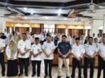 KOTIM FOTO BERSAMA : Pj.Sekda Kotim Masri dan Kepala BKPSDM Kotim, Kamaruddin Makkalepu saat foto bersama dengan peserta Bimtek yang digelar di balai diklat BKPSDM Kotim, Kamis (21/8).
