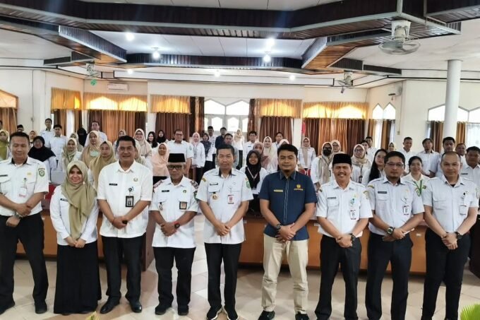 FOTO BERSAMA : Pj.Sekda Kotim Masri dan Kepala BKPSDM Kotim, Kamaruddin Makkalepu saat foto bersama dengan peserta Bimtek yang digelar di balai diklat BKPSDM Kotim, Kamis (21/8).