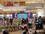 KOTIM FOTO BERSAMA : Wakil Bupati Kotim Irawati saat foto bersama dengan pengurus Yayasan Tebamin usai menghadiri milad ke 8 yang di gelar di Atrium Citimall Sampit, Minggu (24/8).