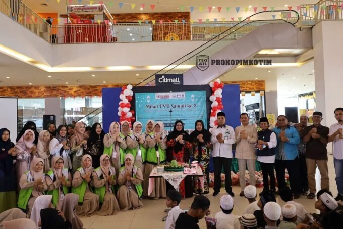 FOTO BERSAMA : Wakil Bupati Kotim Irawati saat foto bersama dengan pengurus Yayasan Tebamin usai menghadiri milad ke 8 yang di gelar di Atrium Citimall Sampit, Minggu (24/8).