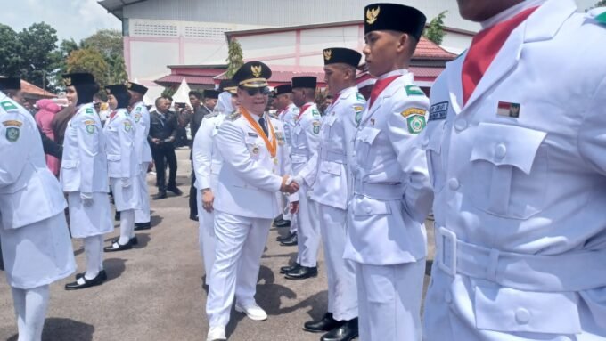 KOTIM UCAPKAN SELAMAT : Bupati Kabupaten Kotim H.Halikinnor ucapkan selamat kepada anggota Paskibraka usai pengibaran bendera merah putih di stadion 29 November Sampit, Minggu (17/8)