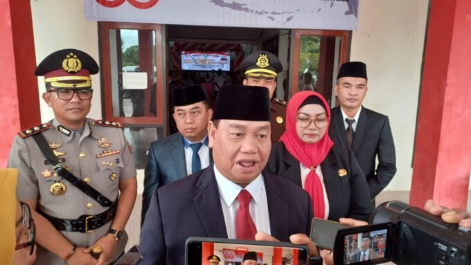 DIWAWANCARAI: Bupati Kabupaten Kotim, H.Halikinnor, diwawancarai awak media, usai melaksanakan silaturahmi kebangsaan, Minggu (17/8/2025).