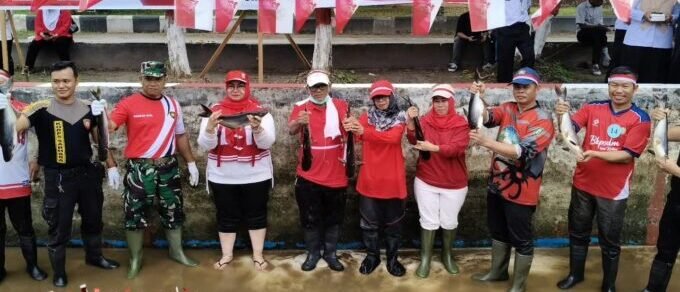 kotim MENGARUHI : Wakil Bupati Kabupaten Kotim Irawati turut serta dalam lomba mengaruhi yang di gelar di halaman Dinas Perikanan, Jl. Jend. Sudirman Km. 7, Rabu (27/8).