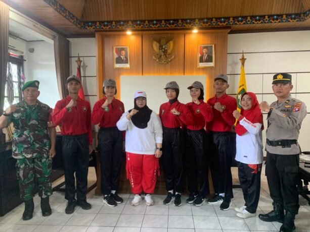 FOTO BERSAMA: Wakil Bupati Kotim Irawati saat menerima lima pelajar kotim yang tembus sebagai calon Paskibraka provinsi, Jumat (1/8/2025).