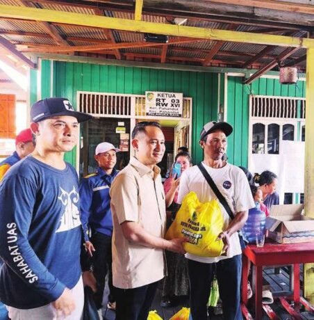 MENINJAU: Wali Kota Palangka Raya, Fairid Naparin berasama instansi terkait menunjau lokasi kebakaran di jalan Kalimantan, Sabtu (2/8).