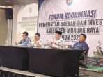 BERI PENDAPAT: Anggota DPRD Mura, Bebie (paling kanan) ikuti forum koordinasi pemerintah daerah dan investor, Jumat (11/7). BERI PENDAPAT: Anggota DPRD Mura, Bebie (paling kanan) ikuti forum koordinasi pemerintah daerah dan investor, Jumat (11/7).