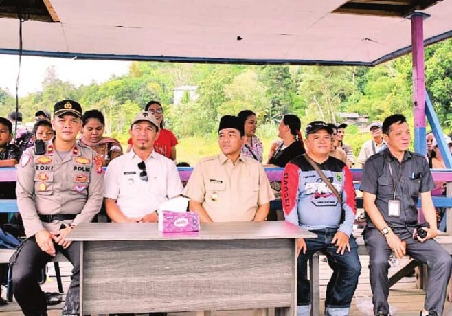 BARITO SELATAN KUNJUNGAN: Wakil Bupati Barito Selatan, Khristianto Yudha, saat melakukan kunjungan kerja ke Desa Bundar beberapa waktu lalu.