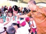 RAMAH: Bupati Barsel, Eddy Raya Samsuri menyapa anak-anak di Desa Bundar.