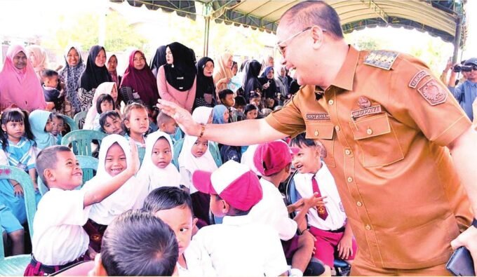 RAMAH: Bupati Barsel, Eddy Raya Samsuri menyapa anak-anak di Desa Bundar.