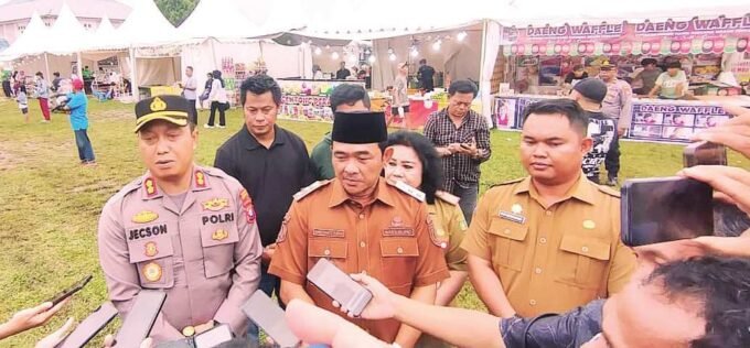PERSIAPAN: Wakil Bupati Barsel Khristianto Yudha bersama Forkopimda melihat persiapan Gelaran Barsel Expo 2025 di Stadion Batuah Kota Buntok.