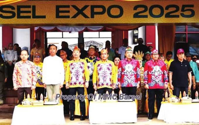 PAWAI: Bupati Barsel, Eddy Raya Samsuri, menyapa rombongan PWI Barsel saat mengikuti pawai budaya.