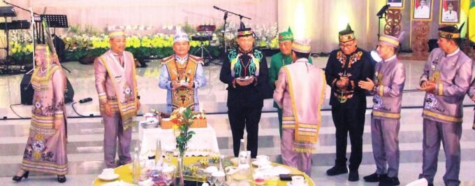 SUKURAN: Bupati Bupati Barsel Eddy Raya Samsuri bersama Gubernur Kalteng H Agustiar Sabran tampak hadir pada Upacara Peringatan Hari Jadi ke 66 Kabupaten Barsel.