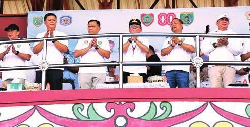 DIBUKA: Bupati Barito Selatan Eddy Raya Samsuri bersama Gubernur Kalteng H. Agustiar Sabran saat membuka Turnamen Sepak Bola Gubernur Cup Zona Timur di Stadion Batuah Buntok.