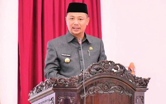 BARITO SELATAN SAMBUTAN: Bupati Barito Selatan, Eddy Raya Samsuri, saat mengikuti Rapat Paripurna DPRD Barsel terkait Raperda Perubahan APBD 2025.