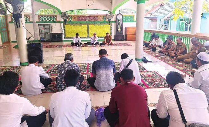 BARITO SELATAN RAPAT: Panitia Pelaksana MTQH Barsel saat menggelar rapat perdana di teras Masjid Agung Baiturrahman, Buntok.