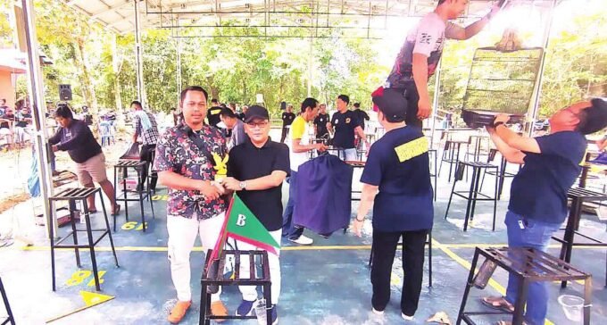 LOMBA: Asisten II Setda Barito Selatan, Rahmad Nuryadin, membuka secara resmi Lomba dan Pameran Burung Berkicau Bupati Cup 2025 di Arena Aula Pramuka, Buntok, Minggu (14/9).