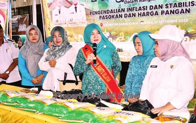 KUNKER: Ketua TP PKK Barsel, Hj. Permana Sari saat melakukan kunjungan kerja di Kecamatan Karau Kuala, Rabu (10/9).