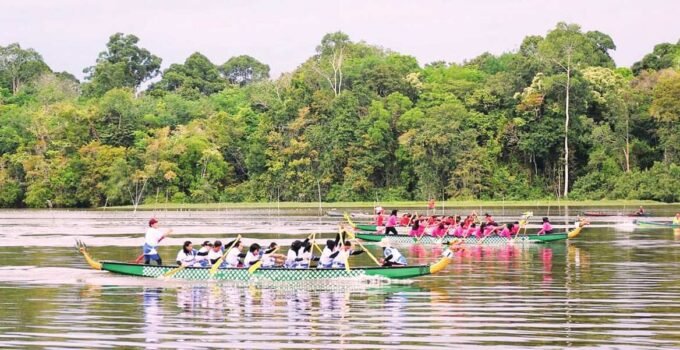 LOMBA: Para peserta Lomba Dayung Tradisional saat bersaing memperebutkan gelar juara.