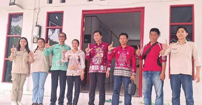 BARITO SELATAN PENYUSUNAN: Tim penyusun profil keanekaragaman hayati Provinsi Kalteng dari Universitas Palangka Raya (UPR) yang dipimpin oleh Dr. Belinda Hastari dan Robby Octavianus, bersama Kepala DLH Barsel, Bilivson.