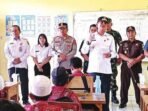 BARITO TIMUR KUNJUNGI SEKOLAH: Bupati Barito Timur Muhammad Yamin saat meninjau pembagian Makanan Bergizi Gratis (MBG) di salah satu sekolah, Rabu (24/9).