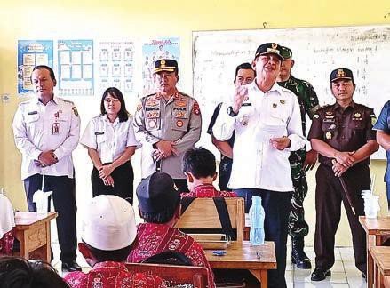 KUNJUNGI SEKOLAH: Bupati Barito Timur Muhammad Yamin saat meninjau pembagian Makanan Bergizi Gratis (MBG) di salah satu sekolah, Rabu (24/9).