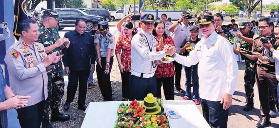 POTONG TUMPENG: Bupati Barito Timur Muhammad Yamin menghadiri perayaan Hari Perhubungan Nasional (Harhubnas) ke-55 di Kantor Dinas Perhubungan, Rabu (24/9).
