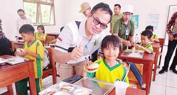 PANTAU: Asisten I Pemkab Bartim Ari Panan Lelu ketika mengunjungi sekolah dasar memantau MBG, beberapa waktu lalu.