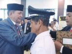 DILANTIK : Bupati Barito Timur, M. Yamin, saat melantik Kepala Desa Banyu Landas di Aula Pemkab, Rabu (3/9).