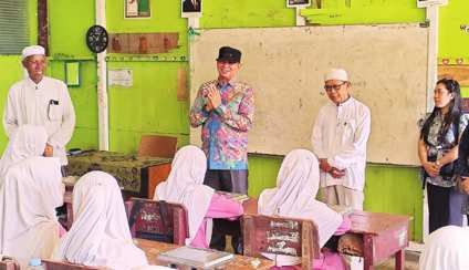 BARITO TIMUR PANTAU MBG: Bupati Bartim M Yamin bersama forkopimda melakukan pengecekan berkaitan MBG di salah satu sekolah di Kecamatan Dusun Tengah, belum lama ini.