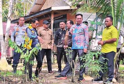 BARITO TIMUR PENGECEKAN: Bupati Barito Timur, Muhammad Yamin, didampingi Ketua DPRD, Nursulistio, saat meninjau pembangunan infrastruktur di sejumlah titik.