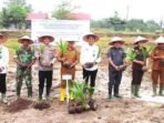 TANAM POHON KELAPA: Asisten I Pemkab Barito Timur, Ari Panan Lelu, bersama Kepala Rutan serta jajaran Forkopimda saat menanam pohon kelapa di lingkungan Rutan Tamiang Layang.