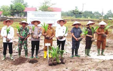 BARITO TIMUR TANAM POHON KELAPA: Asisten I Pemkab Barito Timur, Ari Panan Lelu, bersama Kepala Rutan serta jajaran Forkopimda saat menanam pohon kelapa di lingkungan Rutan Tamiang Layang.