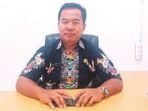 BERI KETERANGAN : Asisten I Pemkab Bartim, Ari Panan P. Lelu, saat memberikan keterangan kepada awak media di kantornya, belum lama ini.