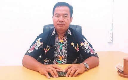 BARITO TIMUR BERI KETERANGAN : Asisten I Pemkab Bartim, Ari Panan P. Lelu, saat memberikan keterangan kepada awak media di kantornya, belum lama ini.