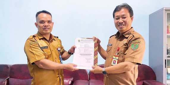 SERAH TERIMA: Kadiskominfosantik Bartim, Dwi Aryanto, bersama Kabid PIKP, Wayan Cakre, usai menggelar rapat terkait pembentukan tim JEDI-KIM, belum lama ini.