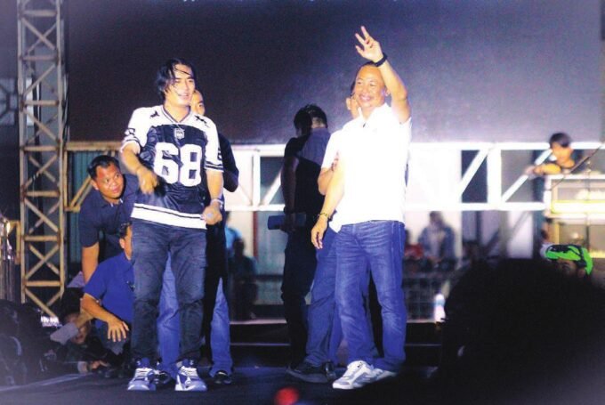 HIBURAN: Bupati Barito Selatan, Eddy Raya Samsuri, bersama Wakil Bupati Khristianto Yudha, bernyanyi bersama artis ibu kota pada malam penutupan Barsel Expo 2025 di Stadion Batuah, Buntok, Minggu (21/9).