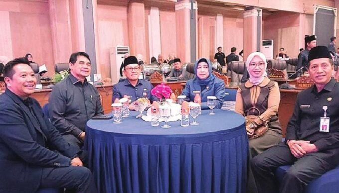 PENGUMUMAN PENETAPAN: Ketua DPRD Kabupaten Barito Utara, Hj. Mery Rukaini, bersama pasangan Bupati dan Wakil Bupati terpilih H. Shalahuddin dan Felix Sonadie Y. Tingan, serta Sekda Muhlis pada rapat paripurna DPRD dalam rangka Pengumuman Penetapan Pasangan Calon Bupati dan Wakil Bupati Terpilih Kabupaten Barito Utara Tahun 2024 di Aula Rapat Paripurna DPRD setempat, Selasa (23/9).