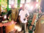DPRD BATARA PANTAU MBG: Anggota DPRD Kabupaten Barito Utara, H Tajeri saat memantau pembagian nasi dari program MBG oleh Badan Gizi Nasional Satuan Pelayanan Pemenuhan Gizi (BGN SPPG) Yayasan Bunda Henny Batuah di SDN Melayu 5 Muara Teweh, Senin (22/9).