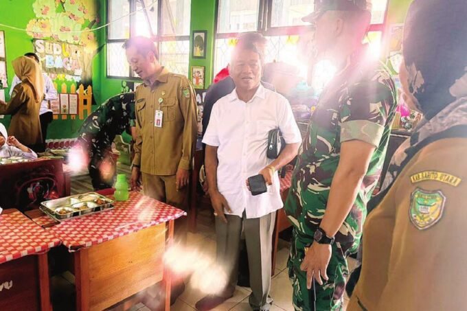 PANTAU MBG: Anggota DPRD Kabupaten Barito Utara, H Tajeri saat memantau pembagian nasi dari program MBG oleh Badan Gizi Nasional Satuan Pelayanan Pemenuhan Gizi (BGN SPPG) Yayasan Bunda Henny Batuah di SDN Melayu 5 Muara Teweh, Senin (22/9).