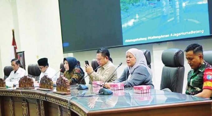 DPRD BATARA TUNTUTAN MASYARAKAT: Ketua DPRD Kabupaten Barito Utara Ir Hj Mery Rukaini didampingi anggota DPRD lainnya saat memimpin rapat dengar pendapat mengawal aspirasi, hak-hak masyarakat adat Barito Utara di ruang rapat DPRD setempat, Rabu (3/9).